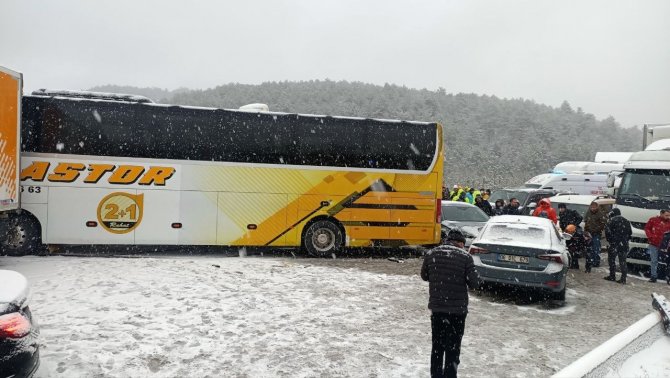 Tem Otoyolu Bolu Geçişinde Zincirleme Kaza: 5 Yaralı