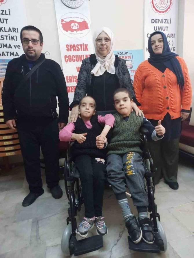 Tek Sandalyeye Sığmayan Engelli Kardeşler, Çift Kişilik Sandalyeyle Sevindi