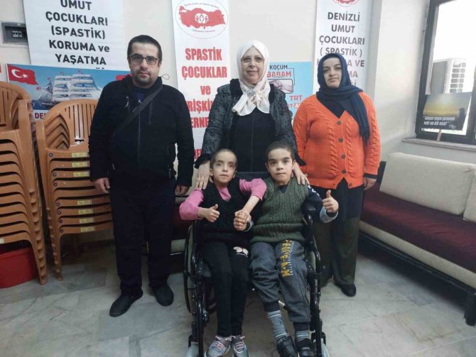 Tek Sandalyeye Sığmayan Engelli Kardeşler, Çift Kişilik Sandalyeyle Sevindi