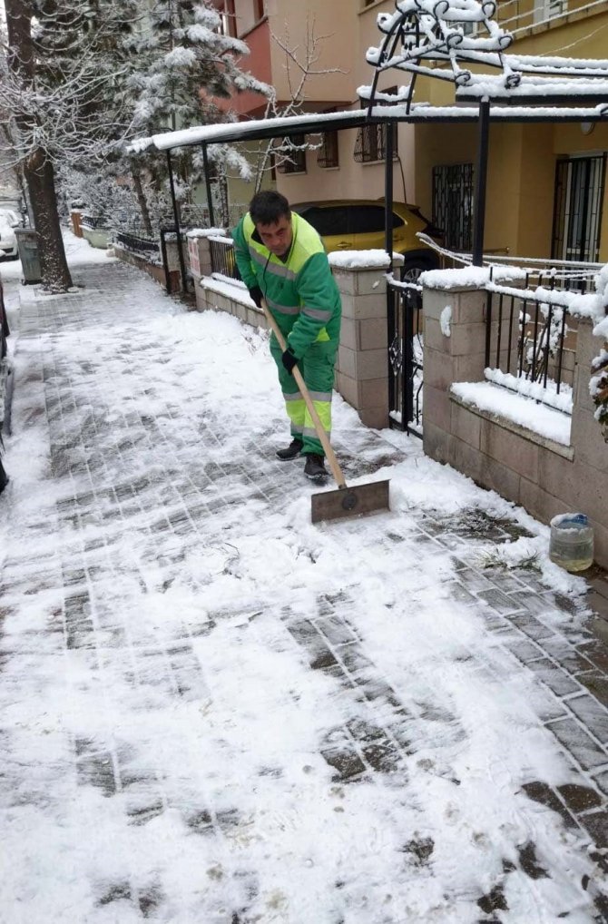 Yenimahalle’de Karla Mücadele Mesaisi