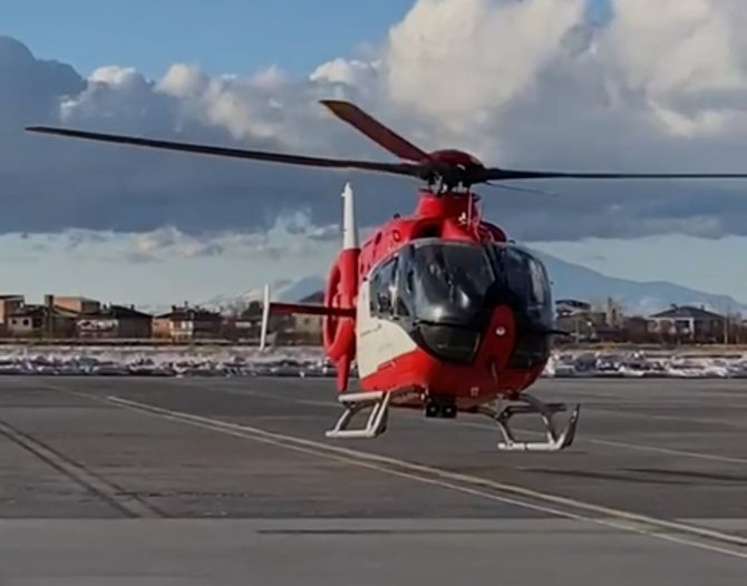 Ambulans Helikopter Düşük Tehlikesi Olan Kadın İçin Havalandı