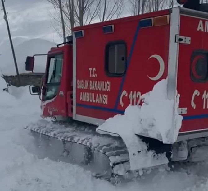 Ambulans Helikopter Düşük Tehlikesi Olan Kadın İçin Havalandı