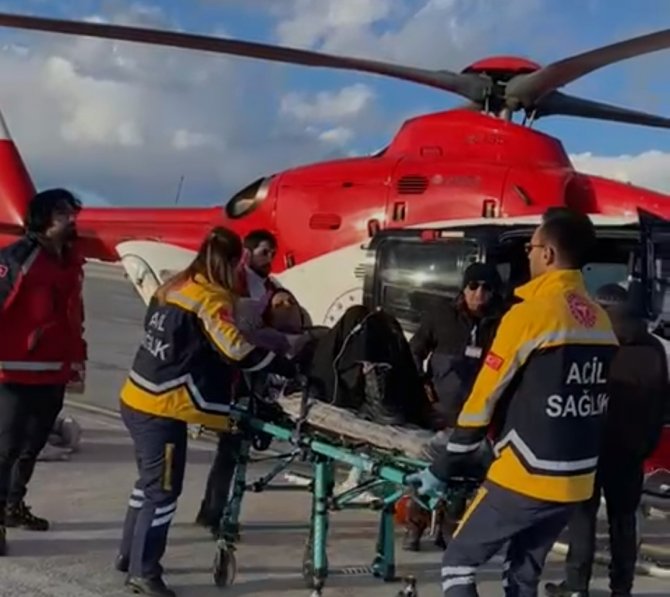 Ambulans Helikopter Düşük Tehlikesi Olan Kadın İçin Havalandı