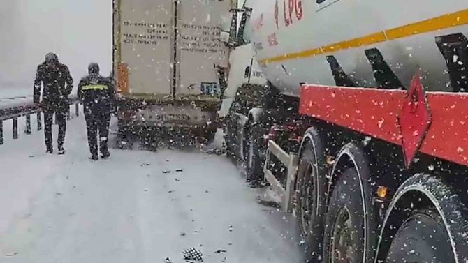 Kar Yağışı Ulaşımı Felç Etti, Çok Sayıda Araç Bir Birine Girdi: 4 Yaralı