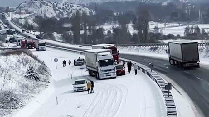 Kar Yağışı Ulaşımı Felç Etti, Çok Sayıda Araç Bir Birine Girdi: 4 Yaralı