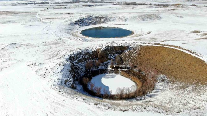 İ̇lginç Manzara, Yan Yana Olan Göllerin Biri Dondu Diğeri Donmadı
