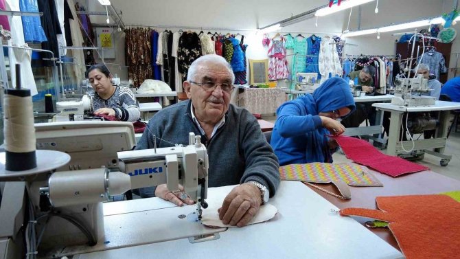76 Yaşında Azmi Ve Güler Yüzüyle Engellilere Moral Oluyor