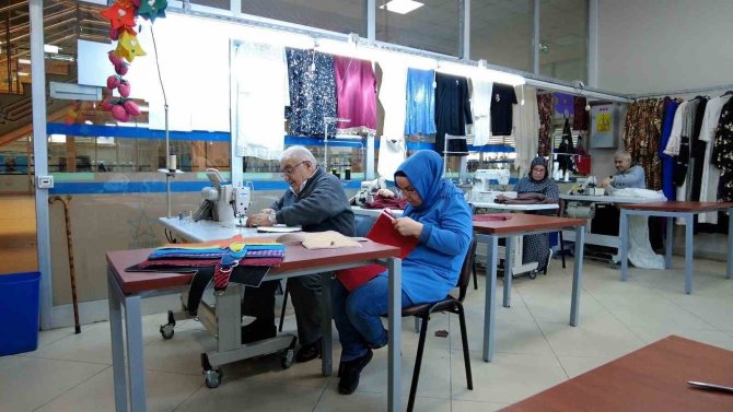76 Yaşında Azmi Ve Güler Yüzüyle Engellilere Moral Oluyor