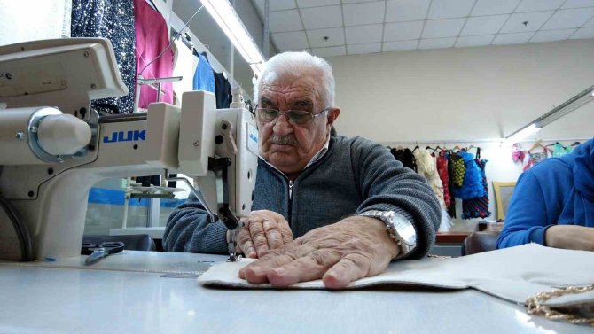76 Yaşında Azmi Ve Güler Yüzüyle Engellilere Moral Oluyor