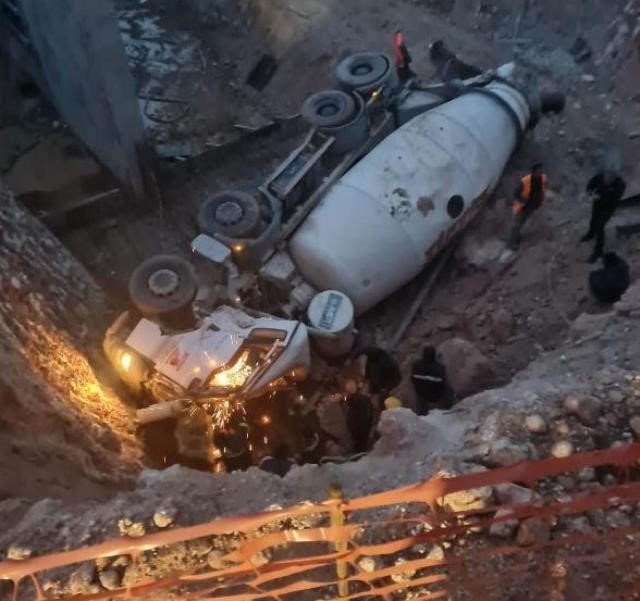 Çukura Devrilen Beton Mikserinde Hayatını Kaybetti