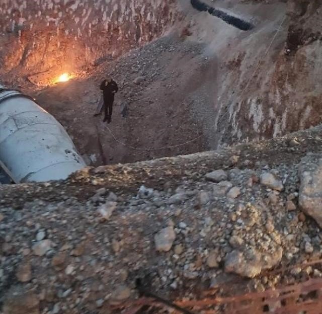 Çukura Devrilen Beton Mikserinde Hayatını Kaybetti
