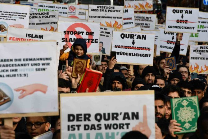 İ̇sveç’te Kur’an-ı Kerim’in Yakılması Hamburg’da Protesto Edildi