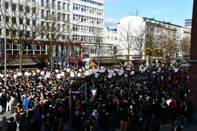 İ̇sveç’te Kur’an-ı Kerim’in Yakılması Hamburg’da Protesto Edildi