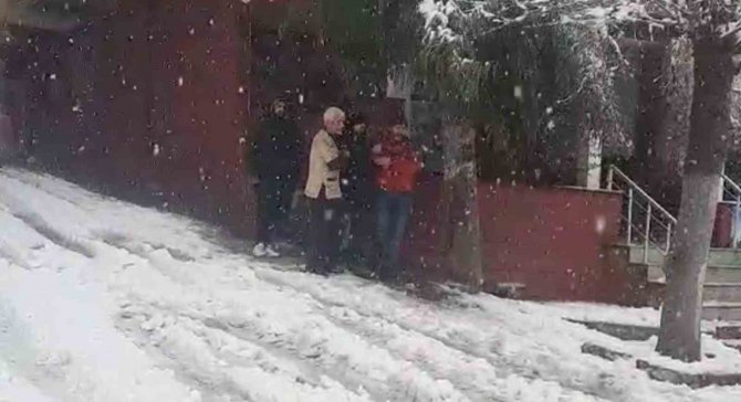 Ambulans Kardan Dolayı Yolda Kalınca Makam Aracıyla Hastaneye Kaldırıldı