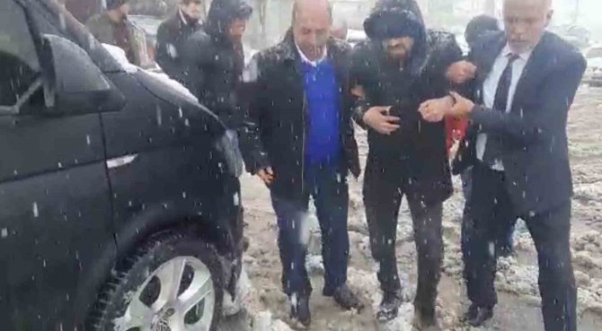 Ambulans Kardan Dolayı Yolda Kalınca Makam Aracıyla Hastaneye Kaldırıldı
