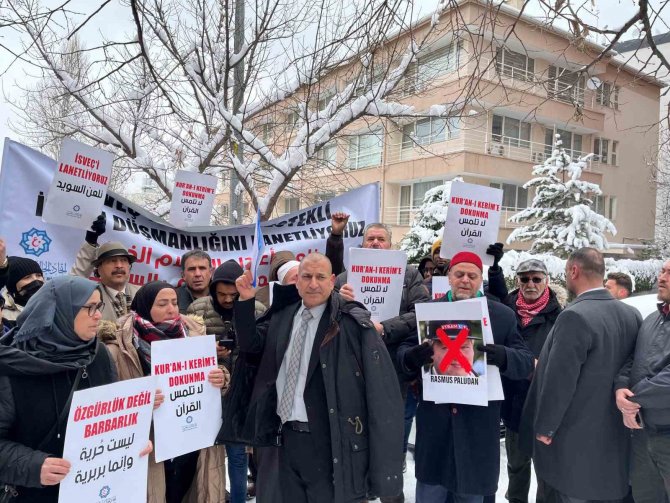 Arap Topluluğu Birliği’nden İ̇sveç Büyükelçiliği Önünde Protesto