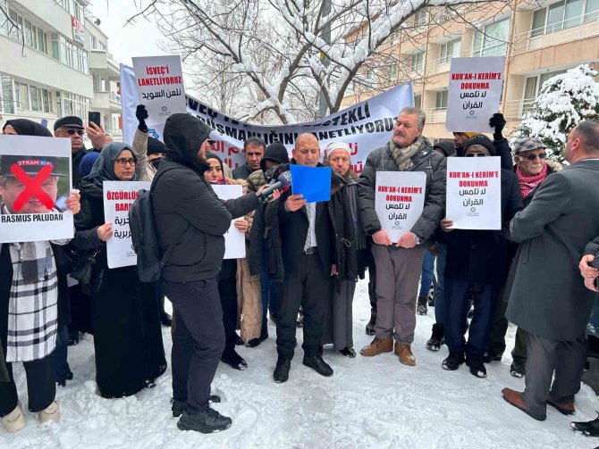 Arap Topluluğu Birliği’nden İ̇sveç Büyükelçiliği Önünde Protesto