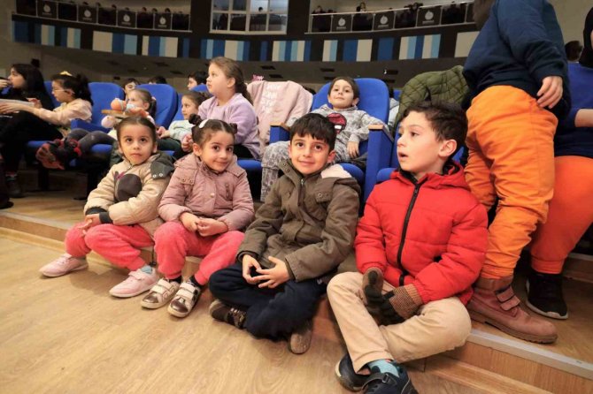 Başiskeleli Minikler Tiyatro Keyfini Doyasıya Yaşadı