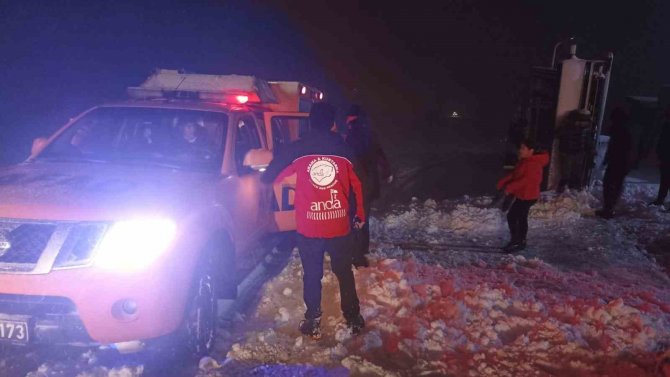 Kar Ve Tipi Nedeniyle Yolda Kalan 7 Kişilik Aile Kurtarıldı