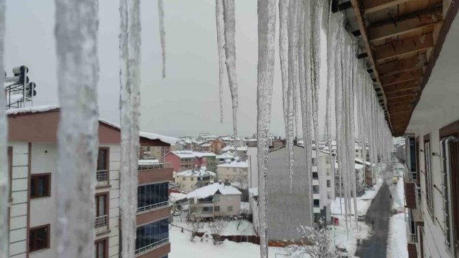 Bingöl’de 1,5 Metrelik Buz Sarkıkları Oluştu