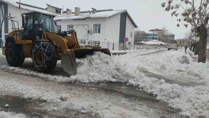 Bingöl’de 1,5 Metrelik Buz Sarkıkları Oluştu