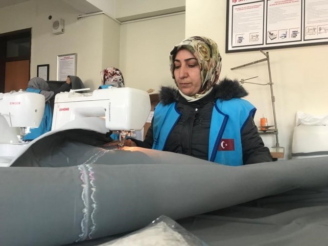 Evlenecek Kızların Çeyizlerini Hazırlayıp, Hediye Ediyorlar