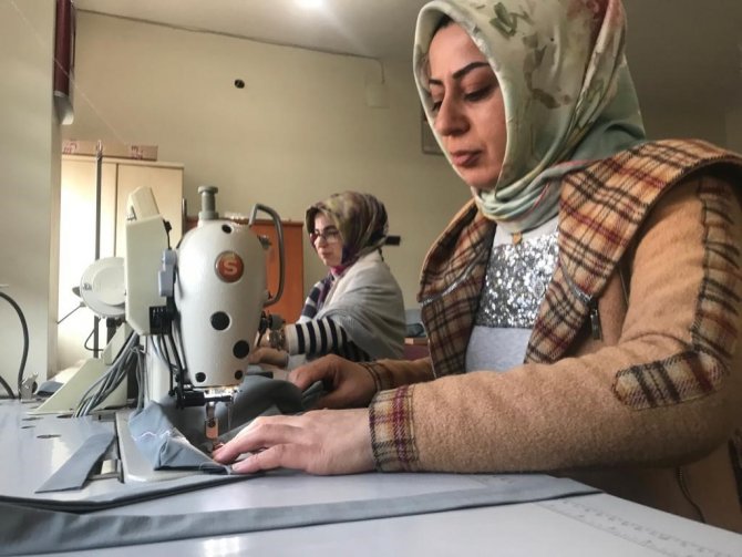 Evlenecek Kızların Çeyizlerini Hazırlayıp, Hediye Ediyorlar