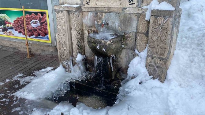 Karlıova’ya Kar Geldi, Çatılarda Sarktılar Oluştu