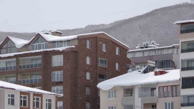 Bitlis’te Kar Esareti Devam Ediyor