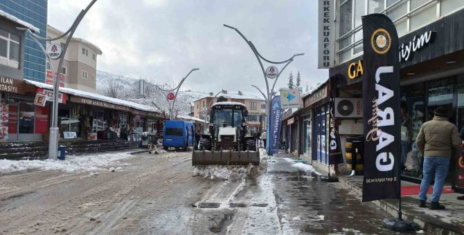 Çukurca Belediyesi’nden Kar Temizleme Çalışması