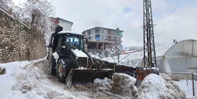 Çukurca Belediyesi’nden Kar Temizleme Çalışması