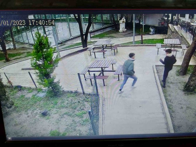 Bursa’da Parktaki Kedi Kulübelerini Yakıp, Çöp Kutularına Zarar Verdiler