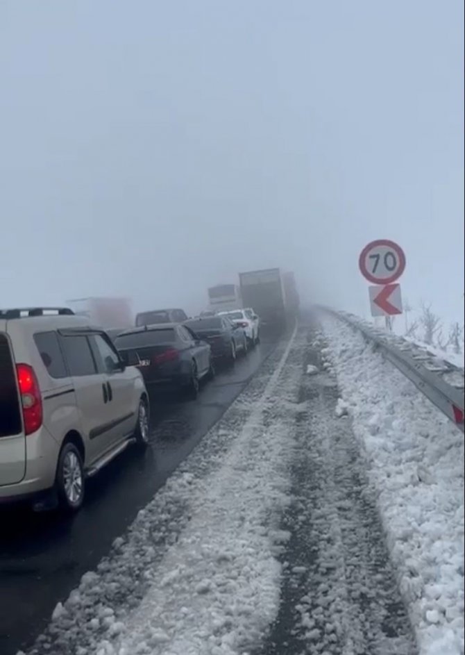 Diyarbakır’da Hava Ve Karayoluna Kar Engeli