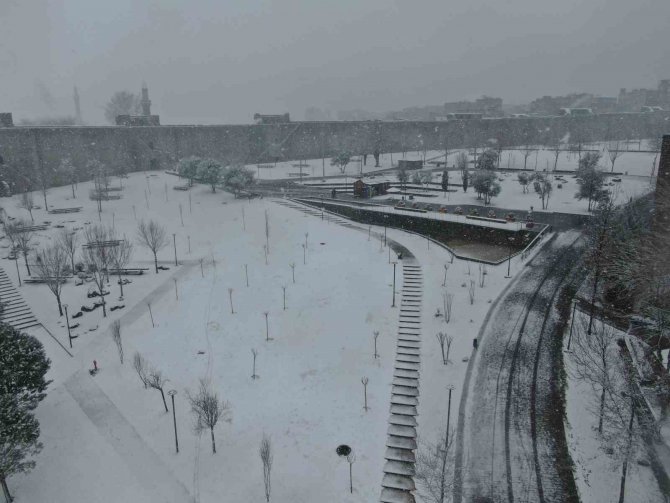 Unesco Listesindeki Asırlık Surlar Beyaz Gelinlik Giydi
