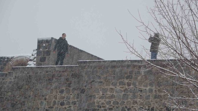 Ölümü Göze Alıp Kar Manzarası Fotoğrafı Çektiler