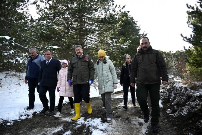 Vali Yılmaz, Çocukları İle Birlikte, Doğaya Yem Bıraktı