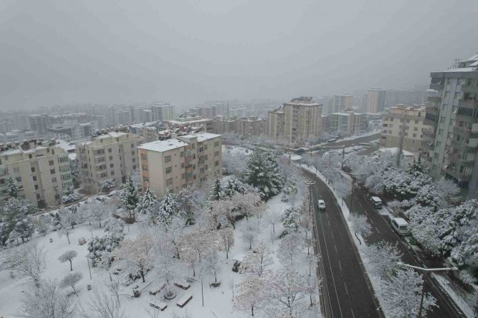 Kahramanmaraş Beyaz Örtüye Büründü