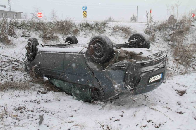 Elazığ’da Şarampole Yuvarlanan Otomobil Ters Döndü: 4 Yaralı
