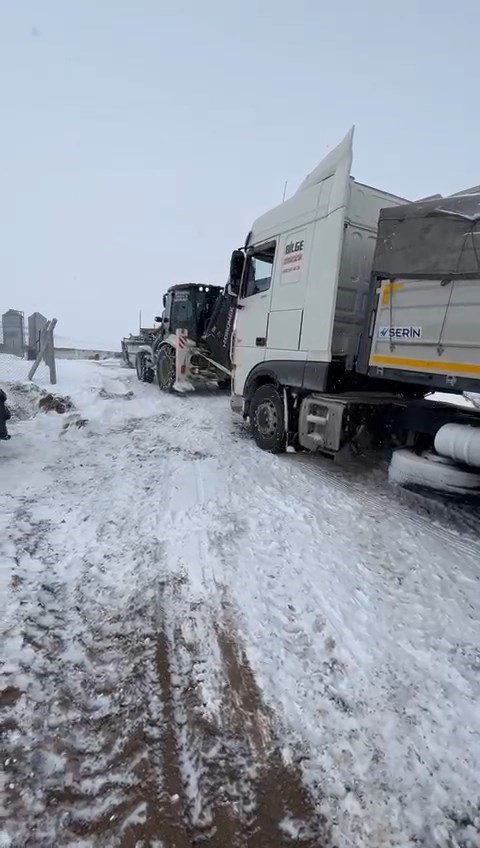 Kar Yağışından Dolayı Yolda Kalan Tır Ekipler Tarafından Kurtarıldı