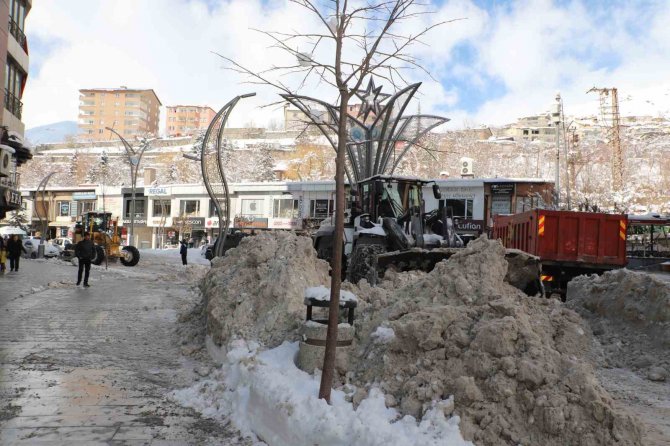 Hakkari Belediyesi’nin Karla Mücadele Çalışmaları Devam Ediyor