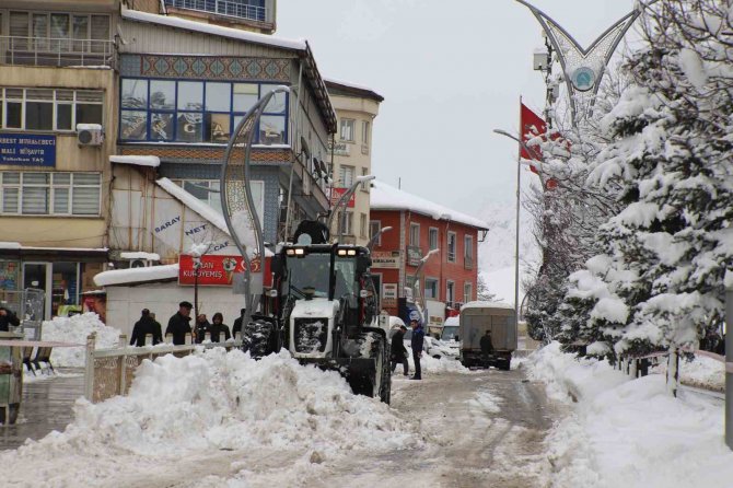 Hakkari Belediyesi’nin Karla Mücadele Çalışmaları Devam Ediyor