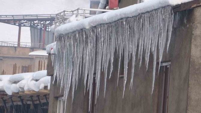 Yüksekova’da Çatılardan Sarkan Buz Sarkıtları 1 Metreyi Geçti