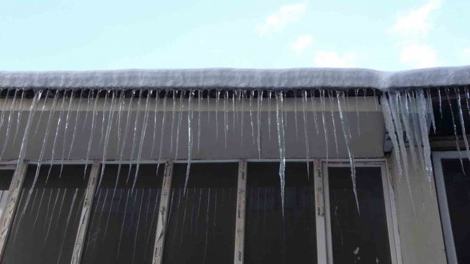 Yüksekova’da Çatılardan Sarkan Buz Sarkıtları 1 Metreyi Geçti