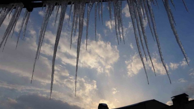 Yüksekova’da Çatılardan Sarkan Buz Sarkıtları 1 Metreyi Geçti