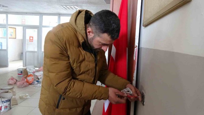 Yüksekova’da 5 Fedakar Öğretmen, 20 Öğrencisiyle Köy Okulunu Onardı