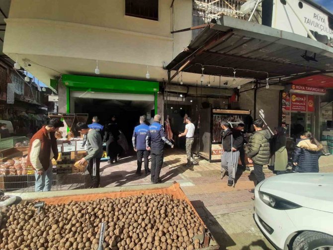 Hatay’da Açık Alanda Et Satan İşyerine 20 Bin Tl Para Cezası Kesildi