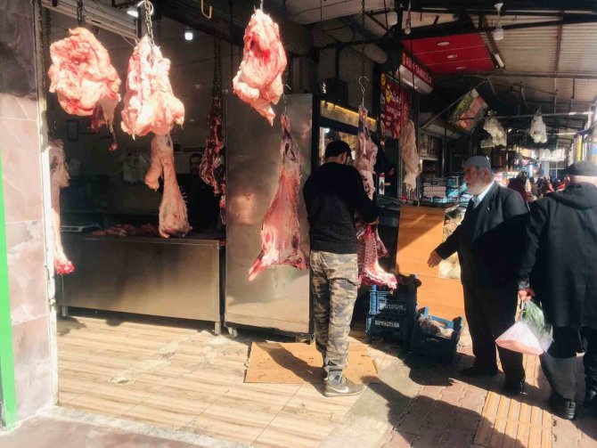 Hatay’da Açık Alanda Et Satan İşyerine 20 Bin Tl Para Cezası Kesildi