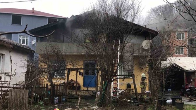 Çekmeköy’de 2 Katlı Binada Korkutan Yangın