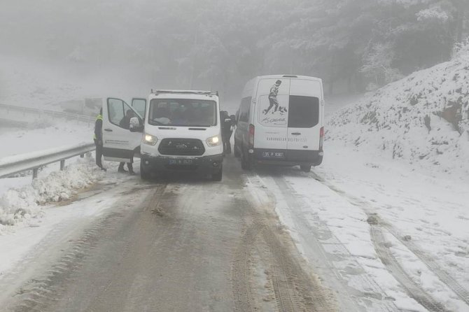 İ̇zmir’de Karda Mahsur Kalan Araçlar Kurtarıldı