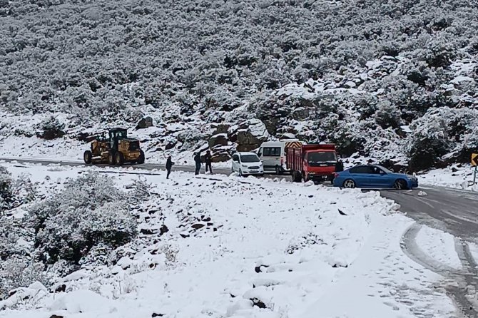 İ̇zmir’de Karda Mahsur Kalan Araçlar Kurtarıldı